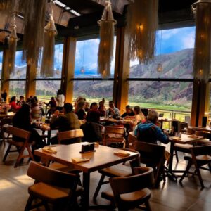 almuerzo en aguas calientes